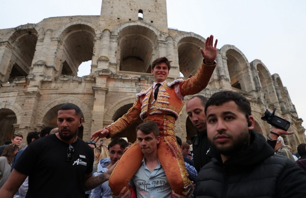 Tres orejas para El Rafi en la última de Arles