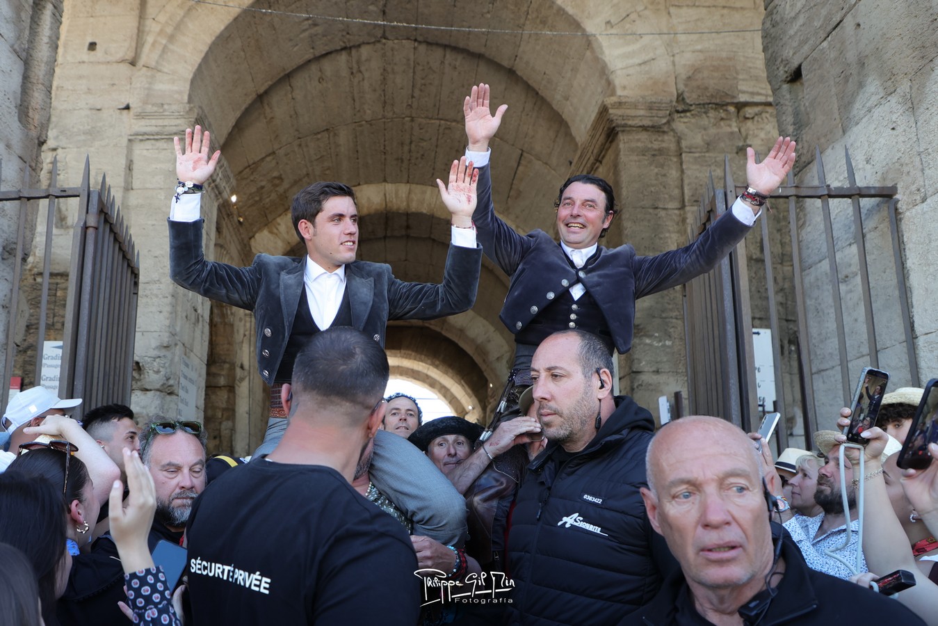 Puerta grande de Andy Cartagena y Guillermo Hermoso en Arles