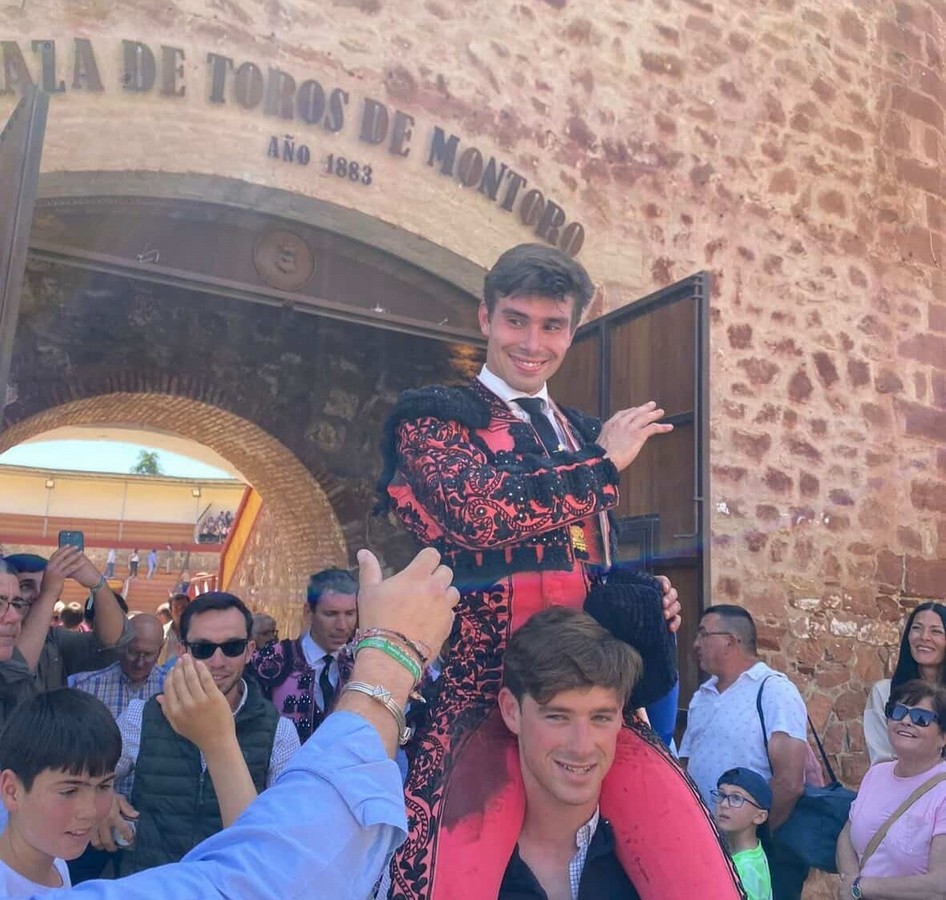 Doble salida a hombros en la novillada de Montoro