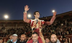 Samuel Navalón, tres orejas, exhibe su gran momento en Hellín