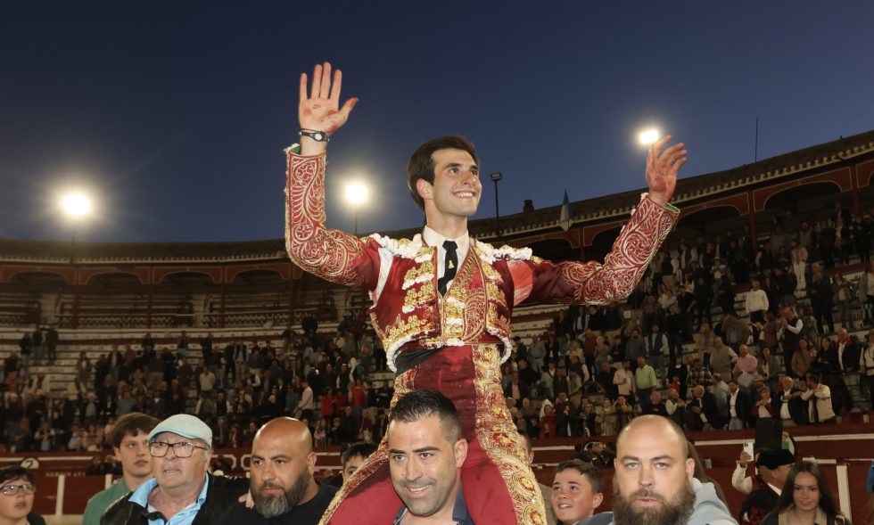 Samuel Navalón, tres orejas, exhibe su gran momento en Hellín