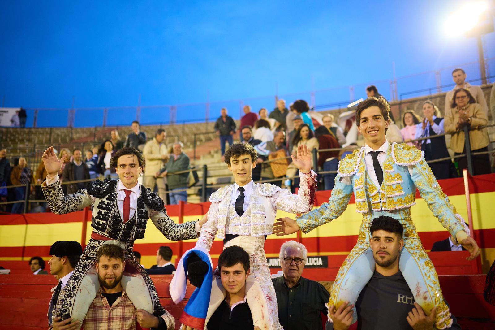 Triple puerta grande para los novilleros en Motril