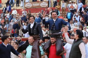 Cartagena y Ventura salen a hombros en Sanlúcar