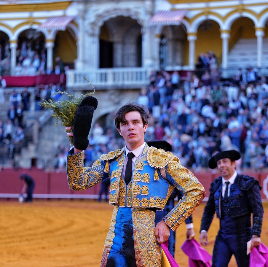 Un templado Mario Vilau da una vuelta al ruedo en Sevilla