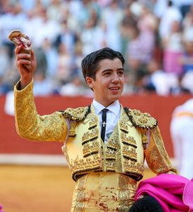 Víctor Hernández y Marco Pérez pasean una oreja en Córdoba