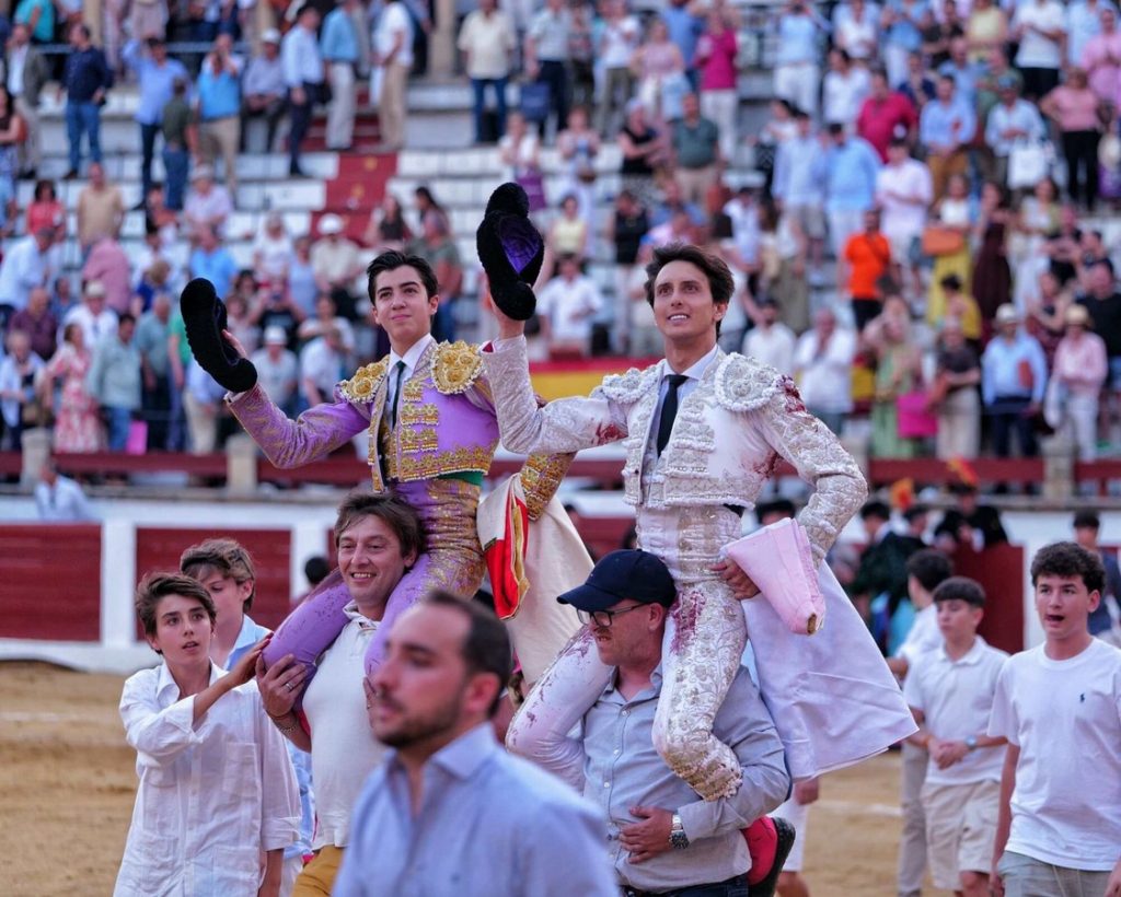 Roca Rey y Marco Pérez abren la puerta grande en Cáceres