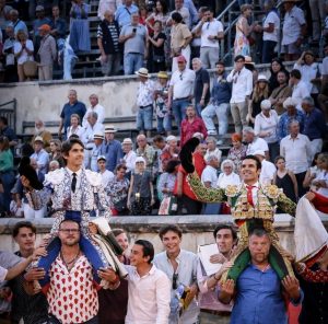 Nimes se rinde a Sebastián Castella y Emilio de Justo