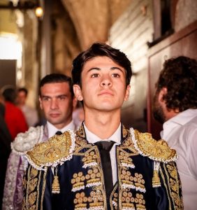 Clovis sale a hombros en su debut con caballos en Nimes
