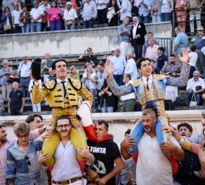 A hombros en Nimes, Alejandro Talavante y Marco Pérez