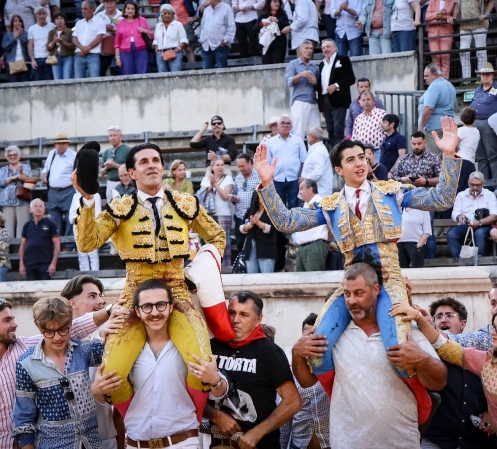 A hombros en Nimes, Alejandro Talavante y Marco Pérez