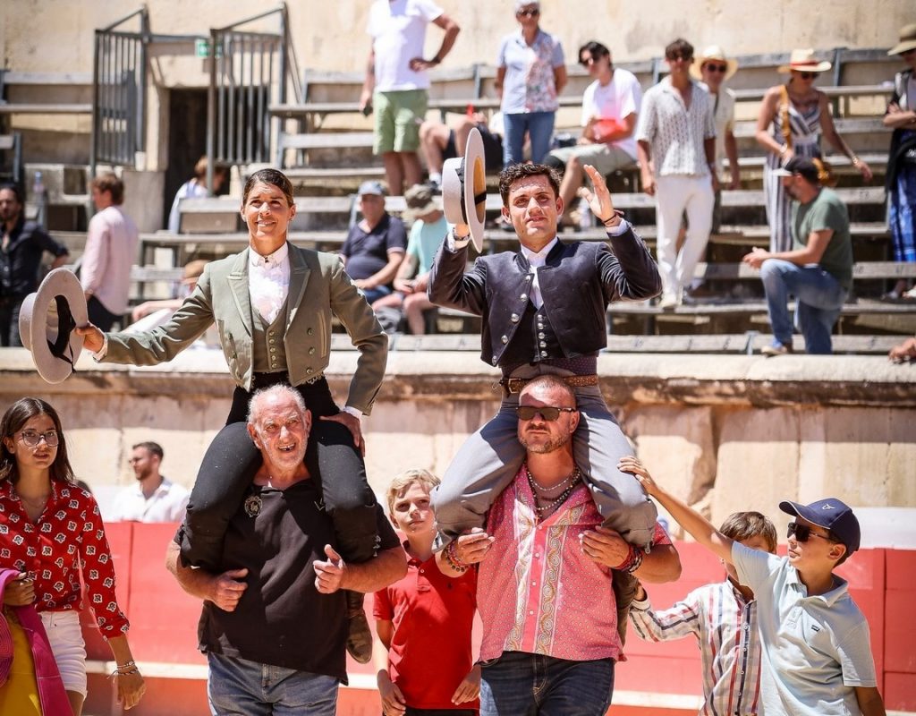 Tres orejas para Lea Vicens y Guillermo Hermoso en Nimes