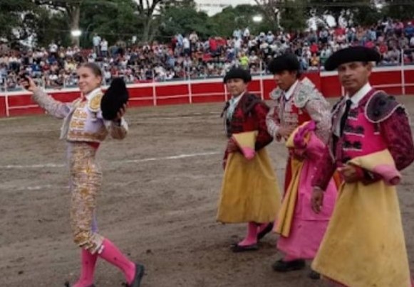 Oreja para Antonio Suárez y Olga Casado en San Felipe