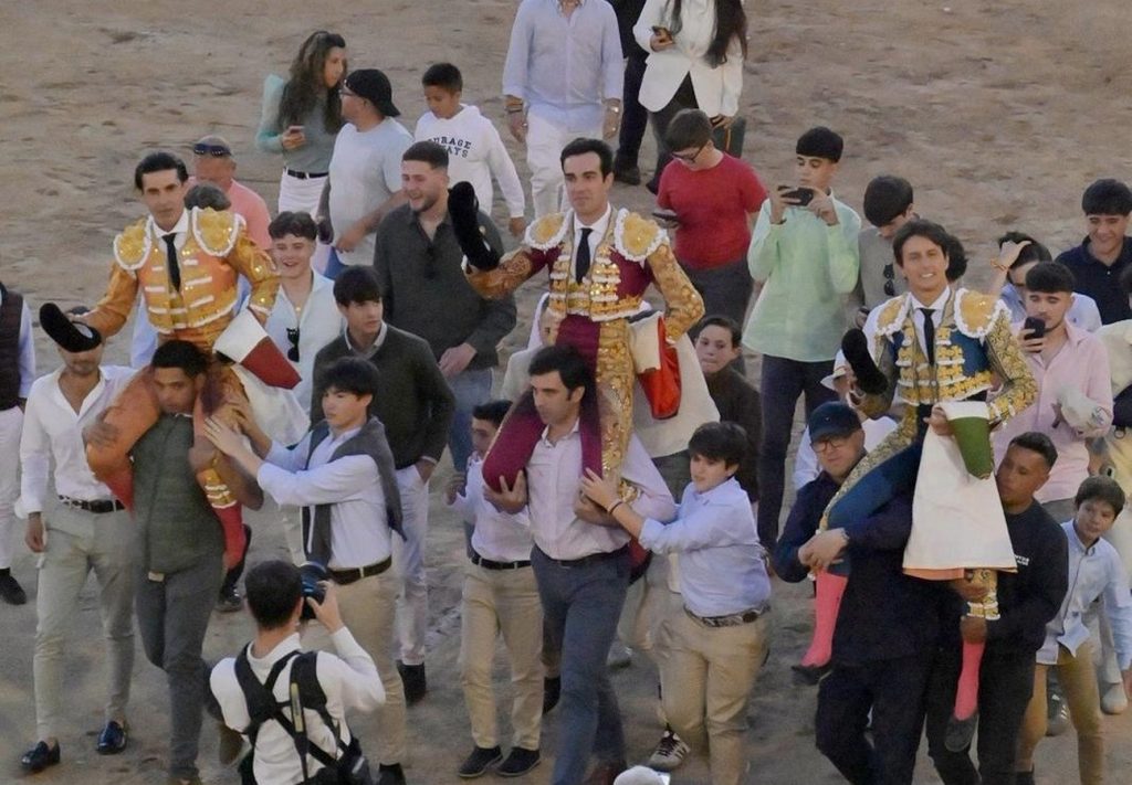 Los tres toreros salen a hombros en Talavera