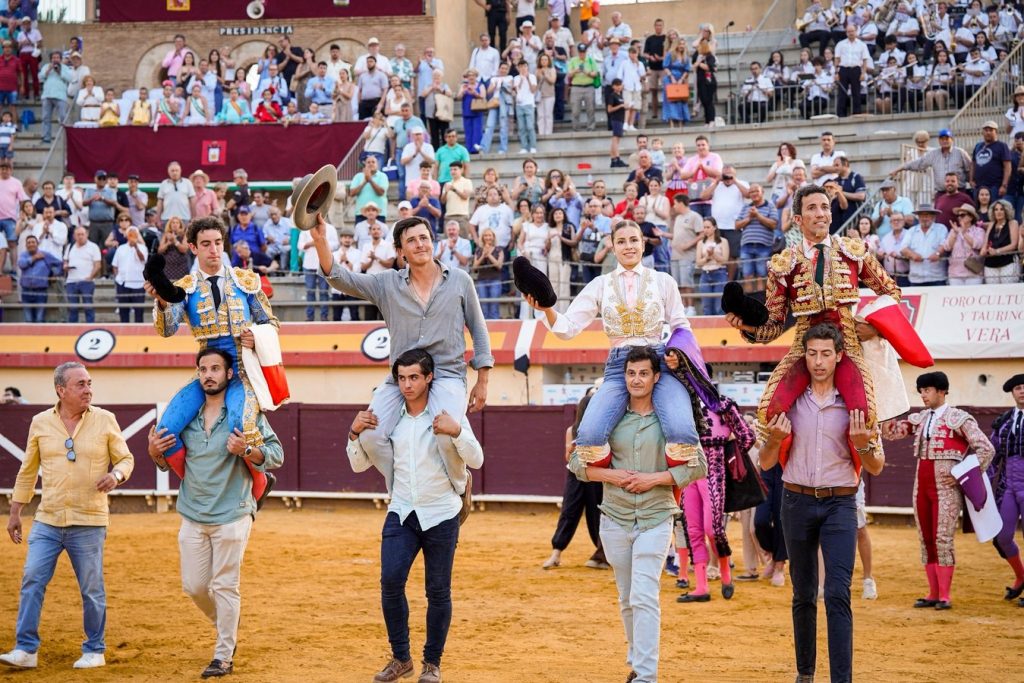 La terna a hombros, con un toro indultado, en Vera