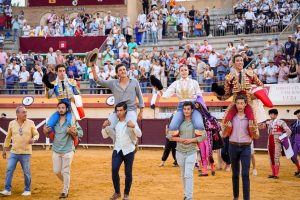 La terna a hombros, con un toro indultado, en Vera