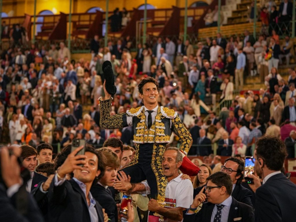 Roca Rey regresa por la puerta grande en Jerez