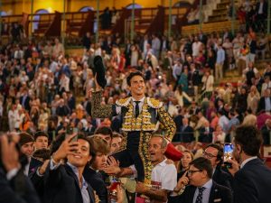 Roca Rey regresa por la puerta grande en Jerez