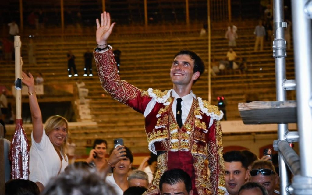Un poderoso Samuel Navalón sale a hombros en Alicante