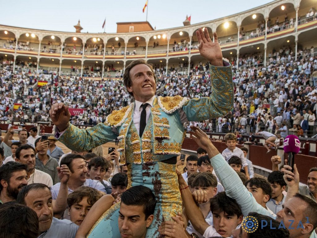 Román sale a hombros en Madrid con los Victorinos