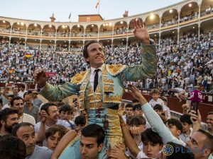 Román sale a hombros en Madrid con los Victorinos
