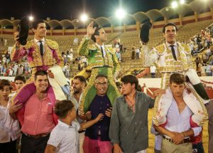 A hombros en Algeciras Talavante, Juan Ortega y Pablo Aguado