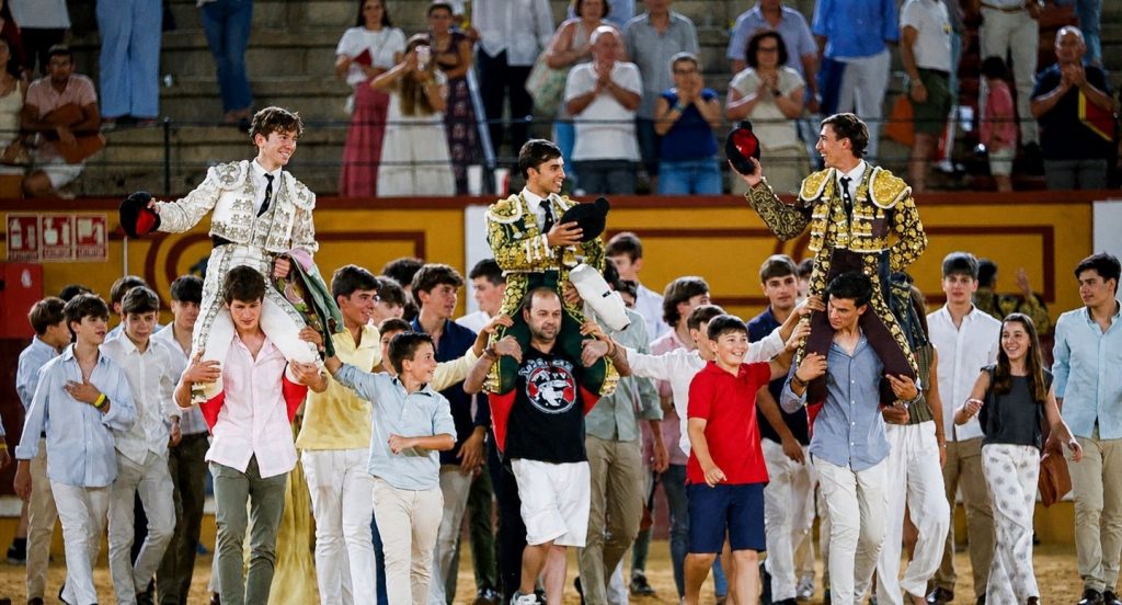 Triple salida a hombros en Badajoz