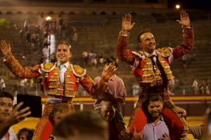 Antonio Ferrera y Olga Casado salen a hombros en Muro
