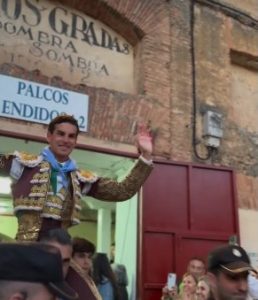 Fernando Adrián sale a hombros en Segovia
