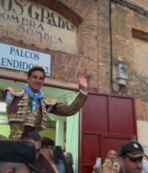 Fernando Adrián sale a hombros en Segovia