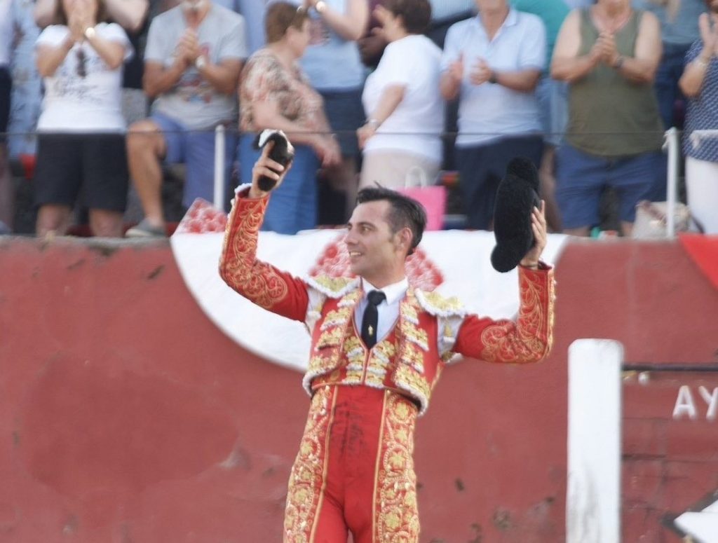 Gómez del Pilar pasea la única oreja en El Tiemblo