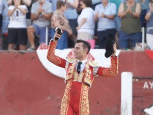 Gómez del Pilar pasea la única oreja en El Tiemblo