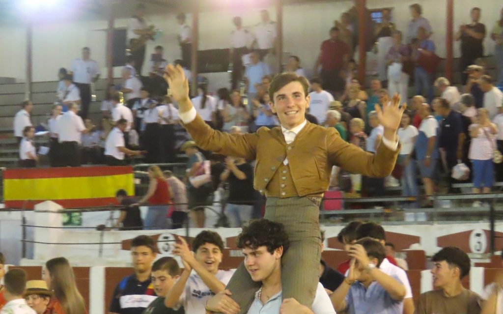 Luis Expósito, puerta grande en la clase práctica de Valdepeñas