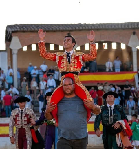 Ismael Martín corta tres orejas en Sahagún