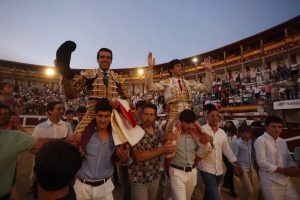 Julio Méndez triunfa con Emilio de Justo en su alternativa