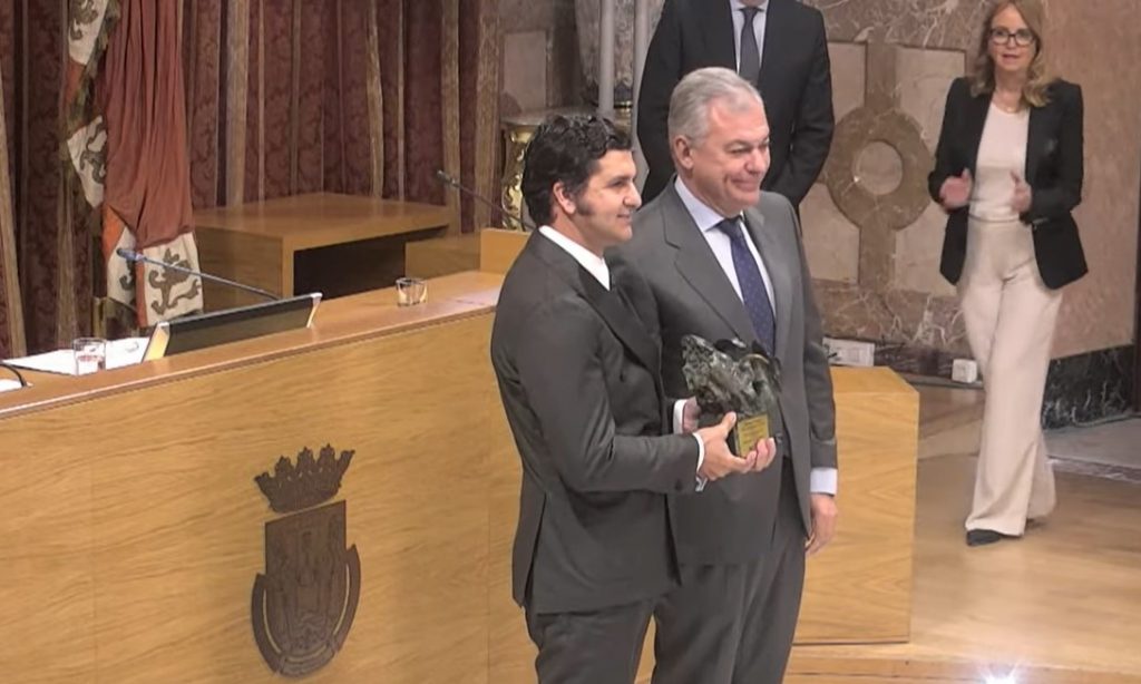 Morante recibe el X Premio Taurino del Ayuntamiento de Sevilla