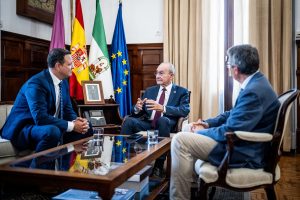 Alberto García, recibido en el Ayuntamiento de Málaga