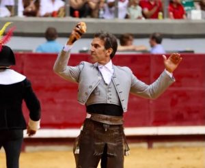 Los tres rejoneadores tocan pelo en Burgos