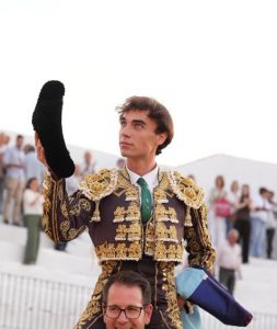 Notable Tomás González, a hombros en Fuentes de León