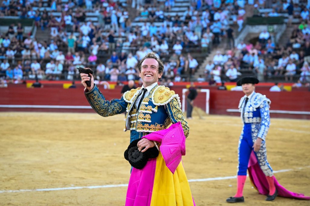 Román y Nek Romero, sendas orejas en Valencia