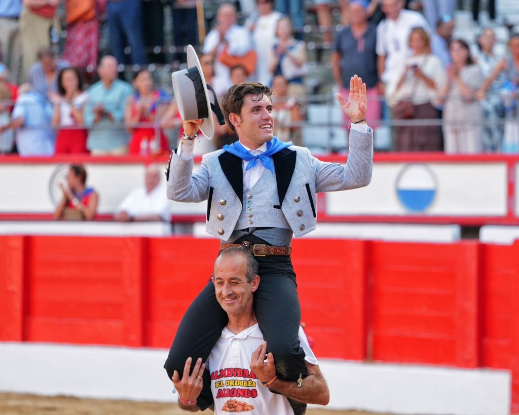 Guillermo Hermoso de Mendoza corta tres orejas en Santander