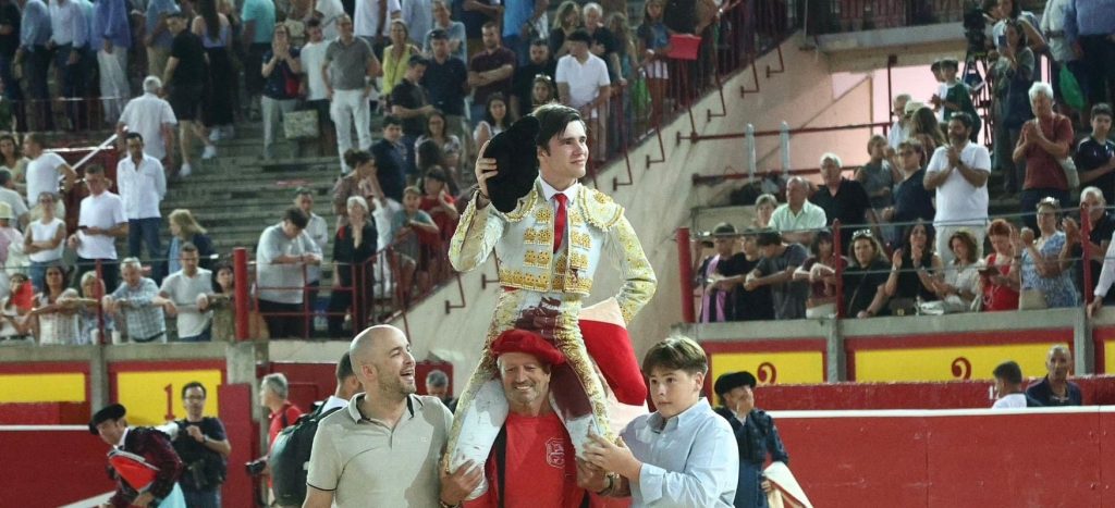 Mario Vilau abre la puerta grande en Pamplona