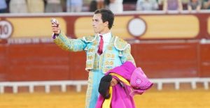 Álvaro Hernández corta una oreja en El Puerto