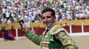 Valentín Hoyos pasea una oreja en la novillada de Ceret