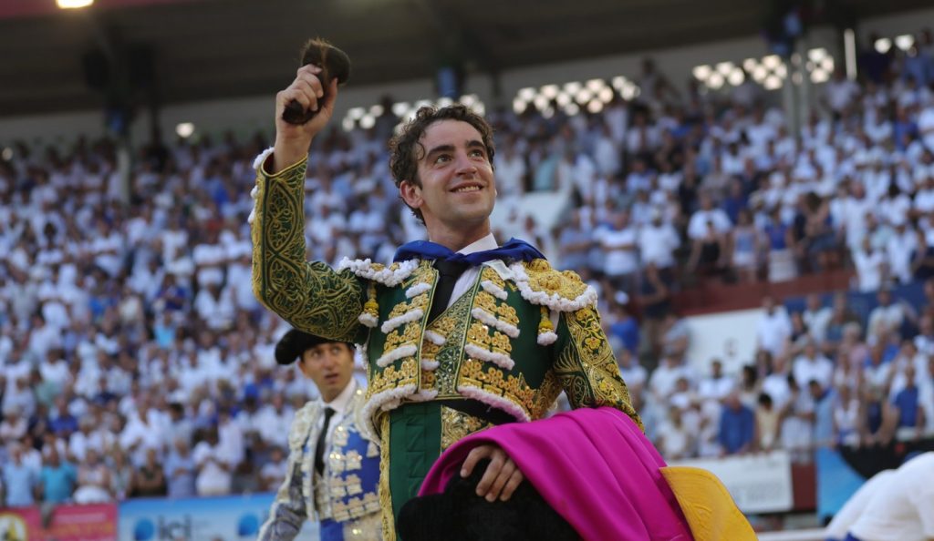Víctor Hernández y Tristán Barroso, oreja en Mont de Marsan