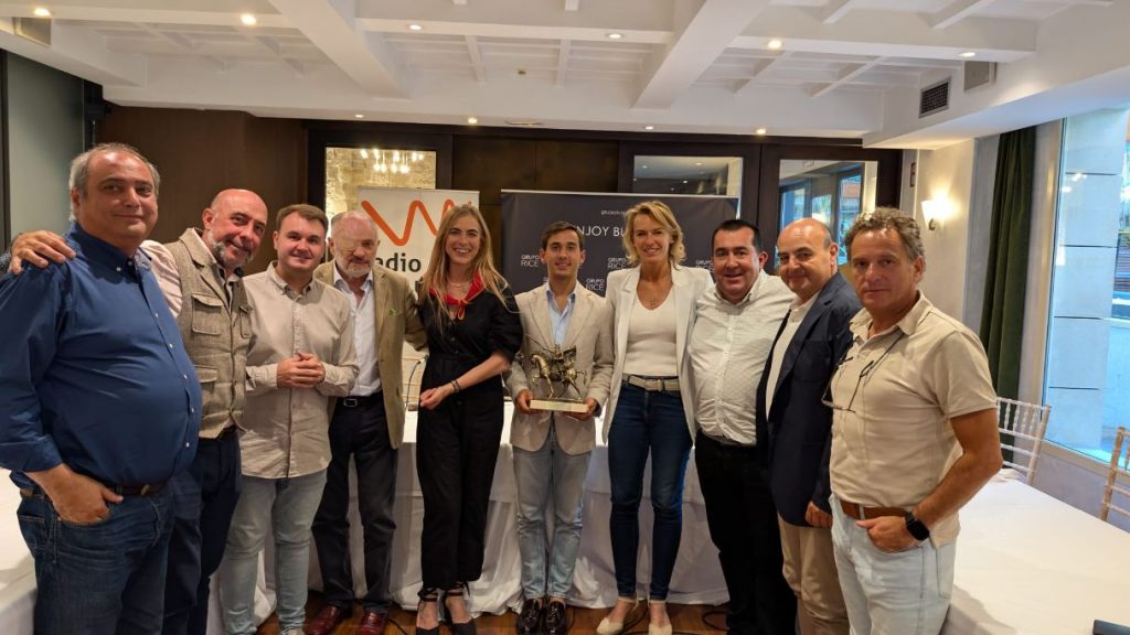 Ismael Martín recoge el trofeo al triunfador de Burgos 2025
