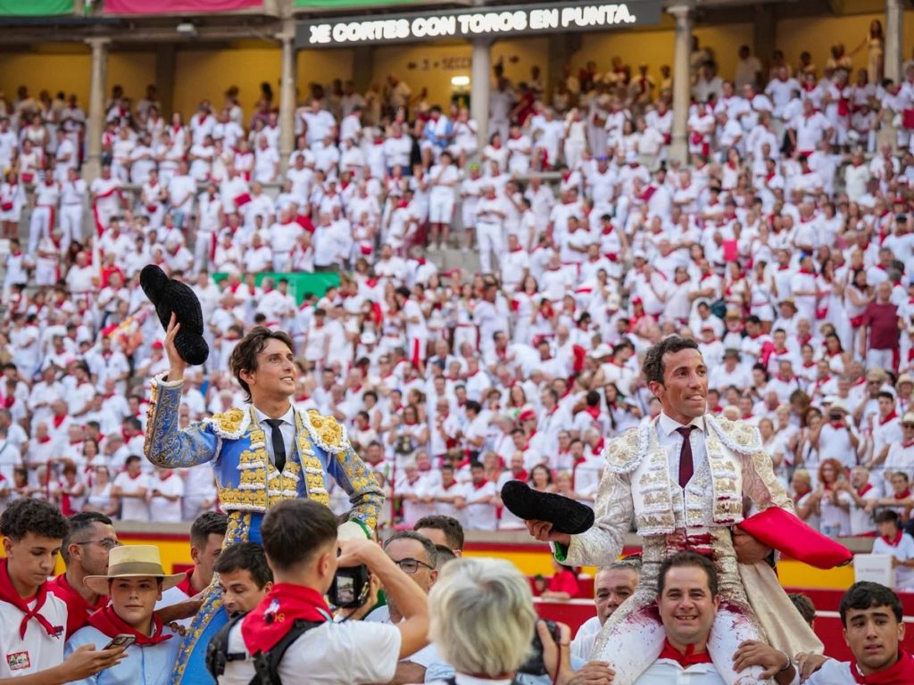 Puerta grande en Pamplona para Roca Rey y David de Miranda