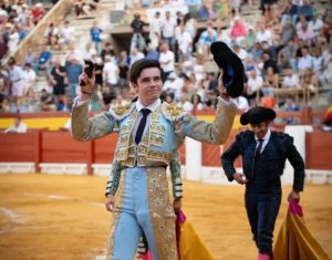 Mario Vilau y la bandera taurina de Cataluña llegan a San Fermín