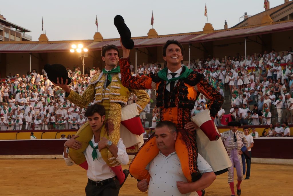 Salen a hombros en Huesca Roca Rey y Cristiano Torres
