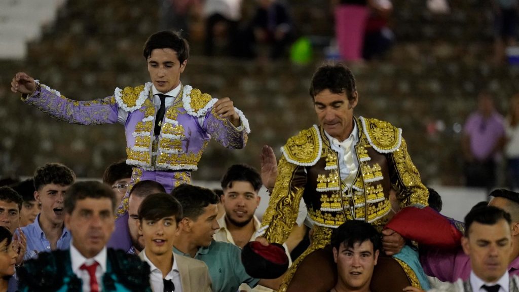 Doble puerta grande en Linares