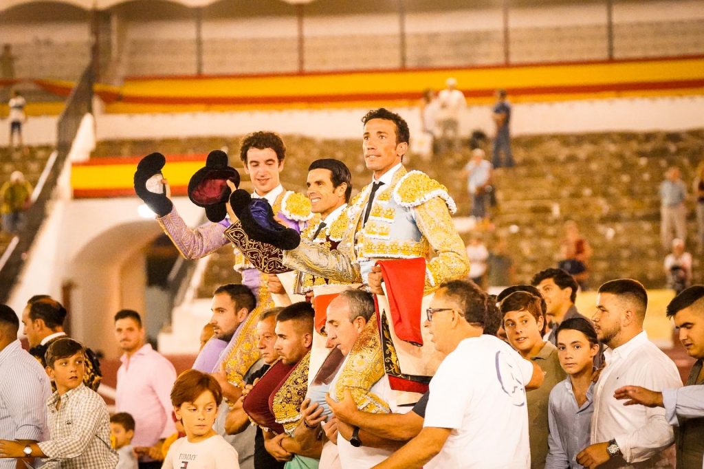 Los tres toreros abren la puerta grande en Linares